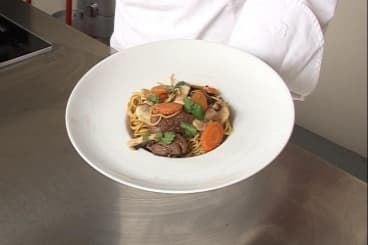Nouilles sautées au boeuf, coriandre et petits légumes