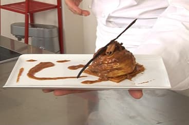 Pomme confite au caramel laitier, feuilleté aux épices de Noël