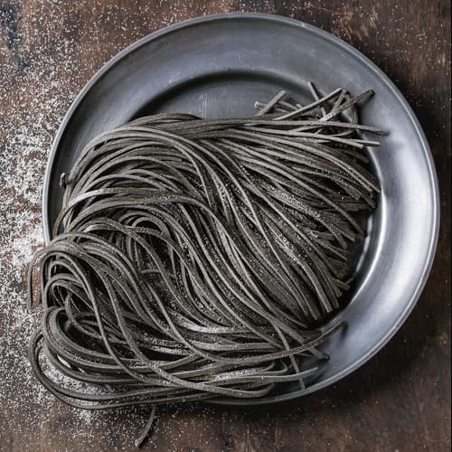 Spaghetti  frais à l'encre de seiche et huile de truffe, crème aux poivres et pecorino