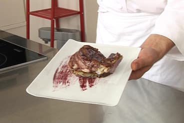 Suprême de volaille fermière laqué au vin rouge
