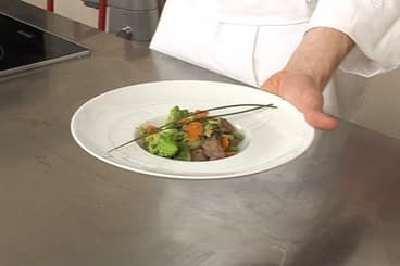 Sauté d'agneau aux pignons et chou romanesco