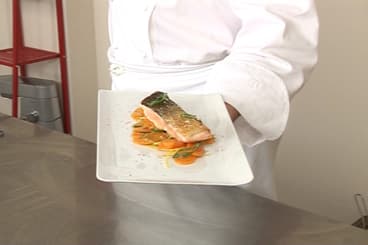 Pavé de saumon poélé, sifflets de carottes fondantes au citron