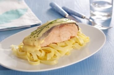 Pavé de saumon poché, mousseline au Fromage à la Crème ciboulette Elle&Vire et tagliatelles fraîches