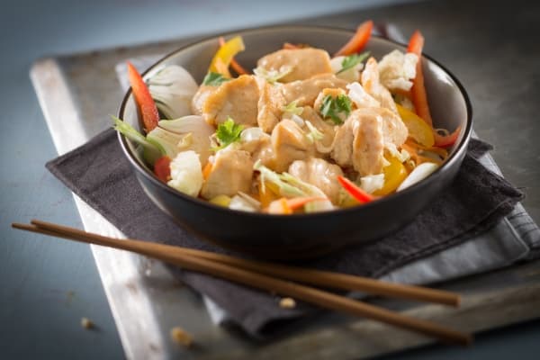Wok de poulet et légumes au satay