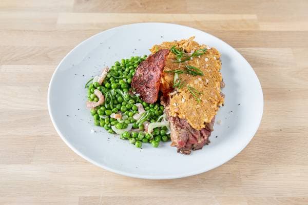 Faux filet pané à la moutarde, petits pois au bacon 