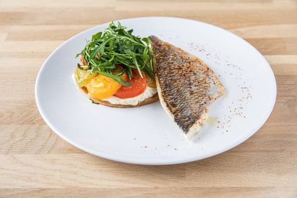 Filet de daurade à l'unilatéral, feuilleté chèvre frais, tomates anciennes et roquette 