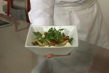 Penne à la feta, tomates cerises et olives