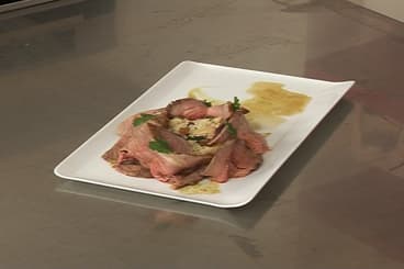 Gigot d'agneau caramélisé au cumin, semoule fine aux pommes et amandes