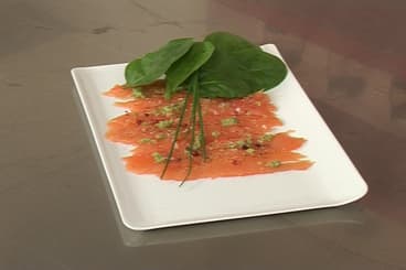Carpaccio de saumon au citron vert et baies roses