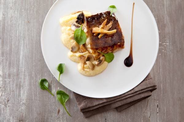 Tronçon de turbot rôti au beurre mousseux, sauce crémeuse et poireaux crayons au beurre de truffe