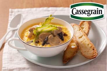 Brouillade d’œufs aux Champignons Cassegrain, asperges et mouillettes de pain aux graines de sésame