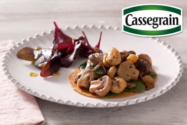 Tarte fine de gésiers de canard aux Champignons Cassegrain, salade croquante et vinaigrette moutardée aux herbes fraîches