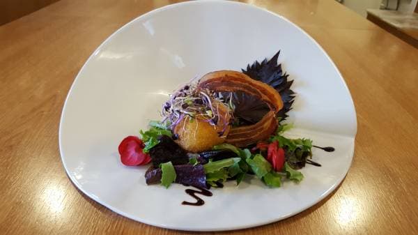 Oeuf mollet pané sur mesclun et jeunes pousses, tuile de lard fumé
