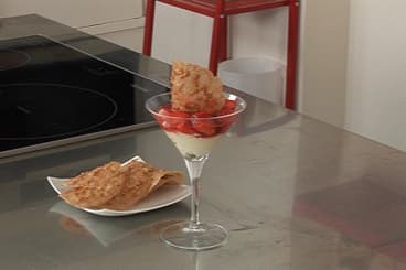 Verrine de fraises à la vanille, croustillant à l'amande