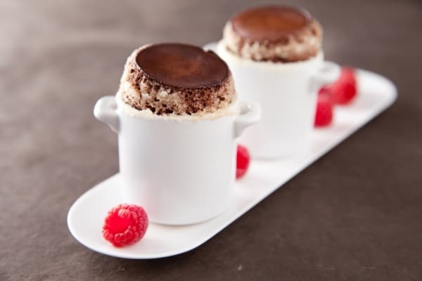 Soufflé au chocolat, coeur de framboises