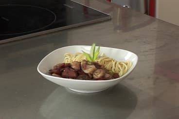 Emincé de boeuf comme un bourguignon, spaghetti et beurre frais