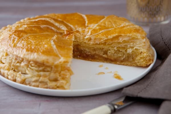 Galette des rois sucette aux litchis et à la rose 