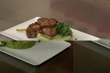 Brochettes de gigot d'agneau marinées aux épices, semoule verte