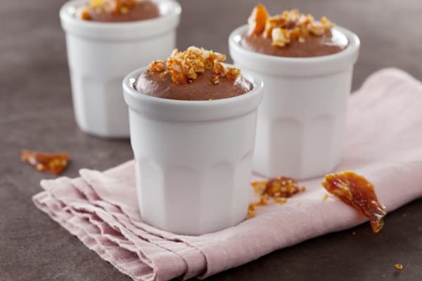 Mousse de chocolat à la fève tonka, nougatine de cacahuètes