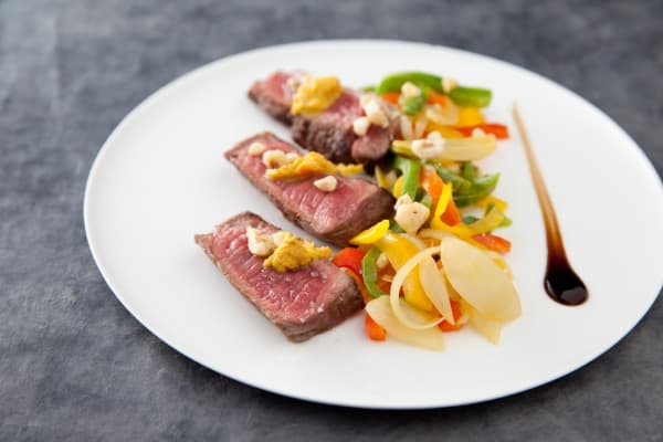 Coeur de rumsteck laqué façon Tataki, confit de poivrons "satay" aux éclats de cacahuètes