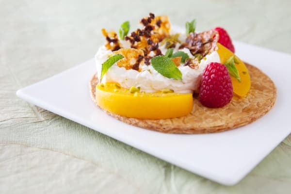 Tarte fine de mascarpone basilic, fruits frais pochés au sirop poivré et tuile croustillante au grué de cacao