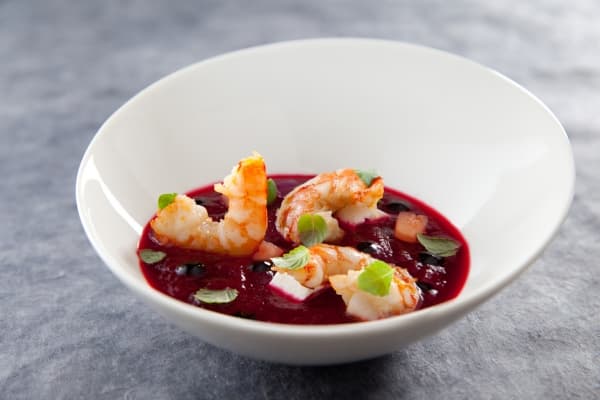 Gaspacho de betterave, gambas-chorizo, tomates cerises et feta