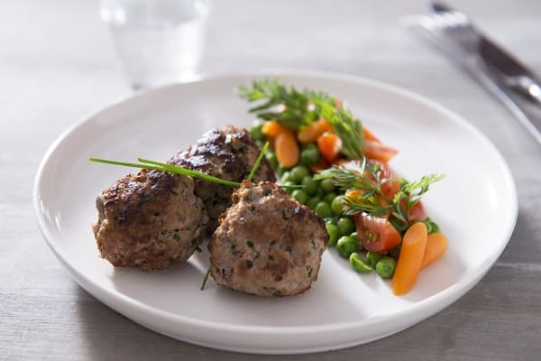 Fricassée de légumes, boulettes de veau à la ciboulette