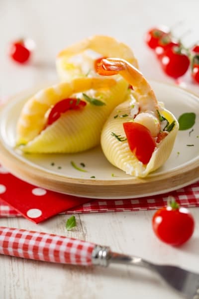 Pâtes farcies, fromage, crevettes et tomates cerises