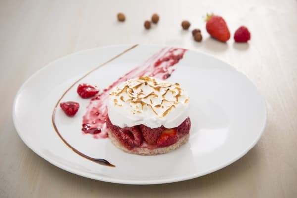 Biscuit dacquois à la noisette et marmelade de fruits rouges meringuée 