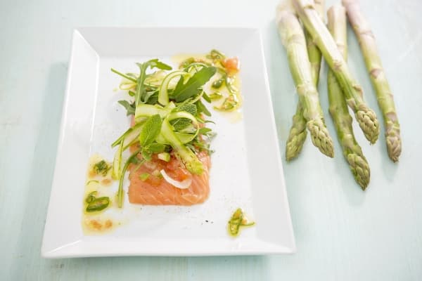 Emincé d'asperges vertes à la menthe, saumon mariné minute