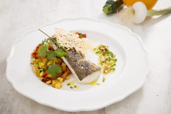 Cabillaud grillé au parmesan, vinaigrette aux noix acidulée, ratatouille fraîcheur	