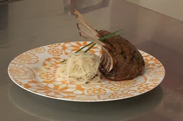 Carré d'agneau en croûte d'herbes, choucroute de navets