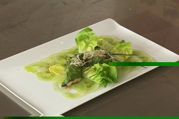 Pannequets de saumon et laitue aux 5 épices, émincé de tomates vertes