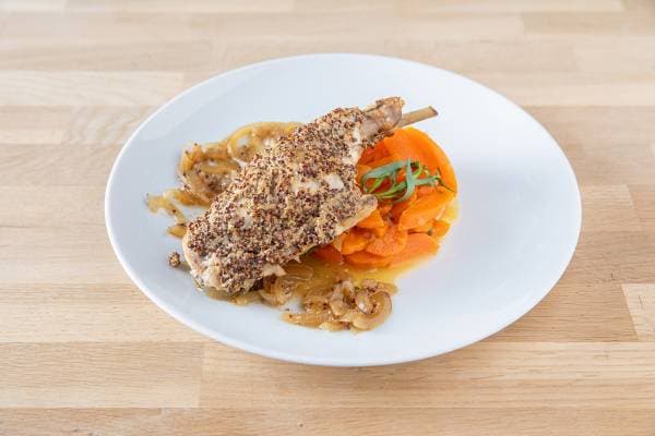 Cuisse de lapin à la moutarde, carottes glacées à l'estragon