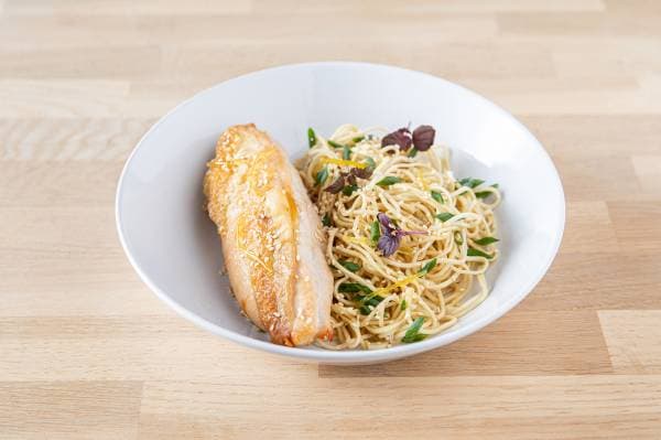Filet de poulet citron, nouilles sautées au sésame