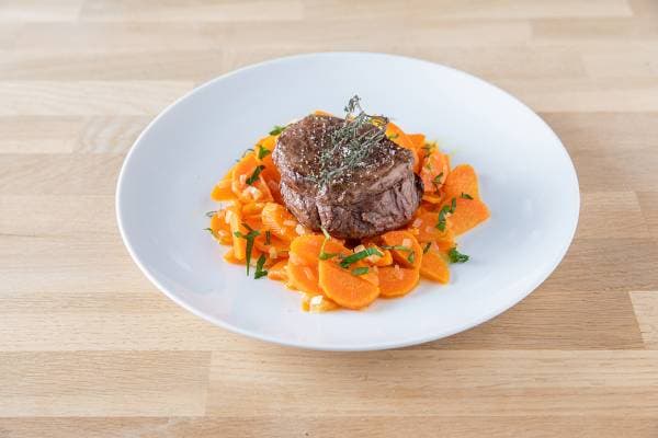 Pièce de boeuf, piquée de thym, carotte vichy et gingembre