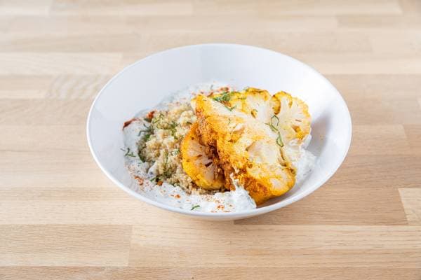Gros quartiers de chou-fleur rôtis et sauce raîta