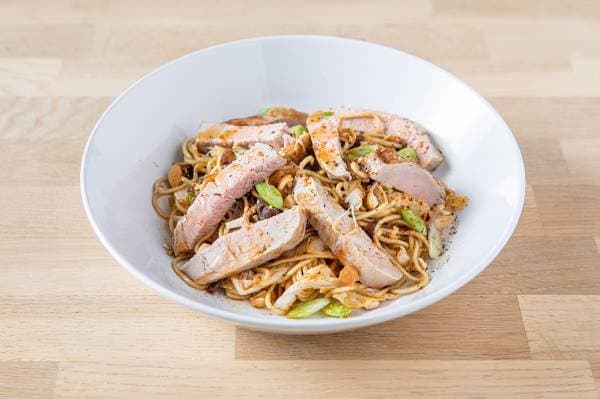 Wok de porc au paprika, nouilles et choux chinois aux noix de cajou 
