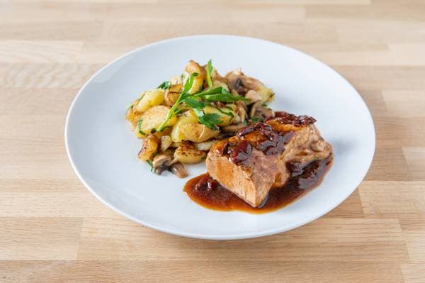 Rôti de porc au jus d'airelles et ketchup, pommes sautées aux champignons 