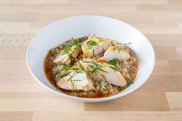Tajine de poulet au citron confit, duo de quinoa