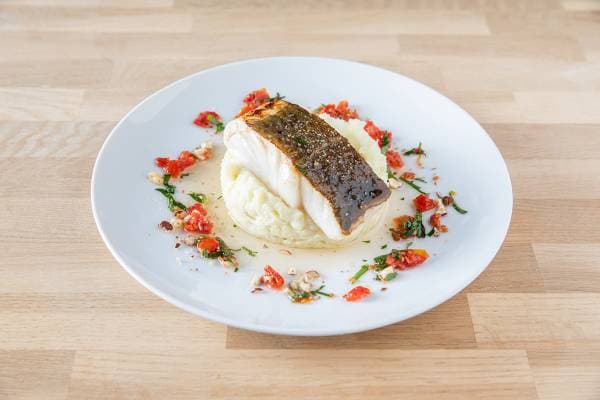 Cabillaud rôti sauce vierge aux noisettes, écrasée de pommes de terre à l'huile d'olive