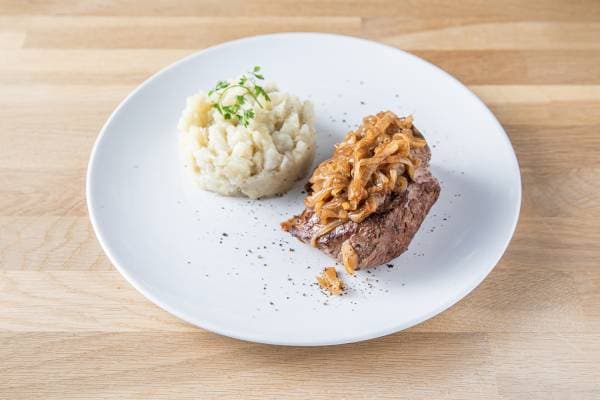 Pavé de boeuf, écrasée de topinambours, échalotes confites à la Guinness