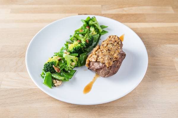 Pavé de boeuf en croûte d'avoine et légumes verts