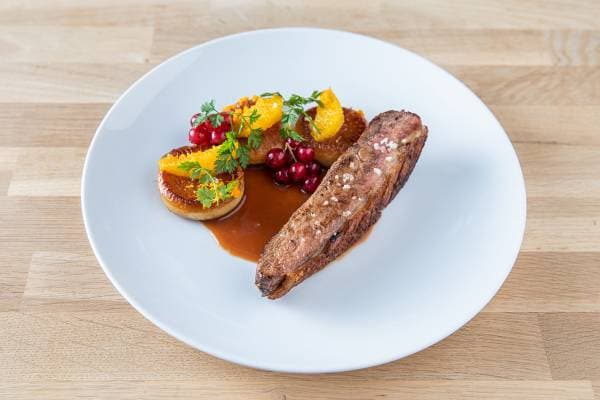 Filet de canette, navet à l'orange, sauce groseille