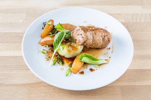 Filet mignon de porc sauté, navets glacés et chou pak choi 