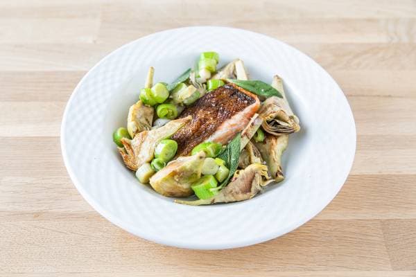 Pavé de saumon à l'unilatérale, sautée d'artichauts et oignons nouveaux