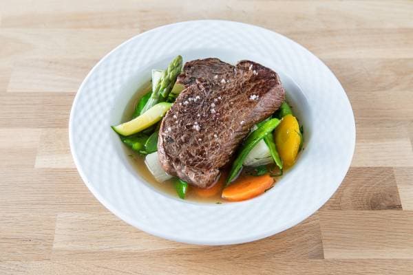 Paleron de bœuf façon pot-au-feu et fricassée de légumes printanier