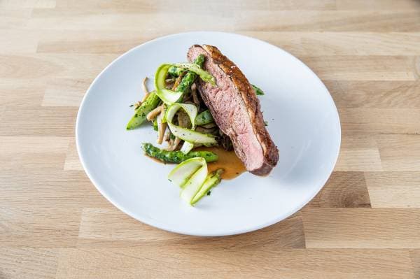 Filet de canard au miel, fricassée d'asperges et pleurotes