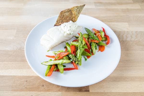 Papillote de cabillaud au chèvre frais, fricassée d'asperges et poivron rouge