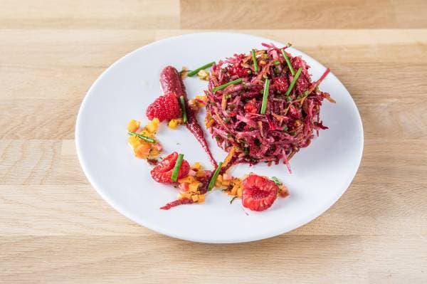 Salade de betterave de couleur, framboises et vinaigre